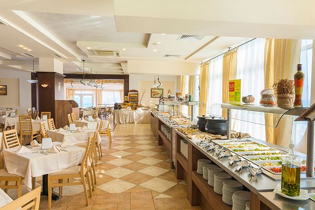 MPM Arsena Hotel - Food and dining
